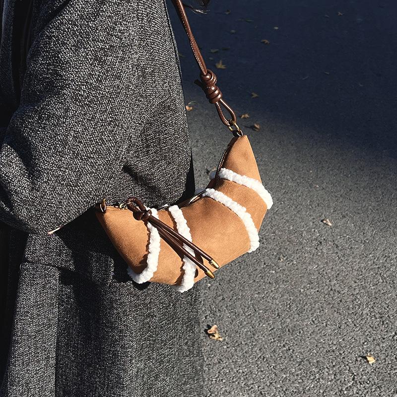 

Осень и зима Maillard ретро матовая плюшевая маленькая сумка женская 2025 новая сумка-круассан универсальная сумка-мессенджер сумка-пельмень 12*5*14