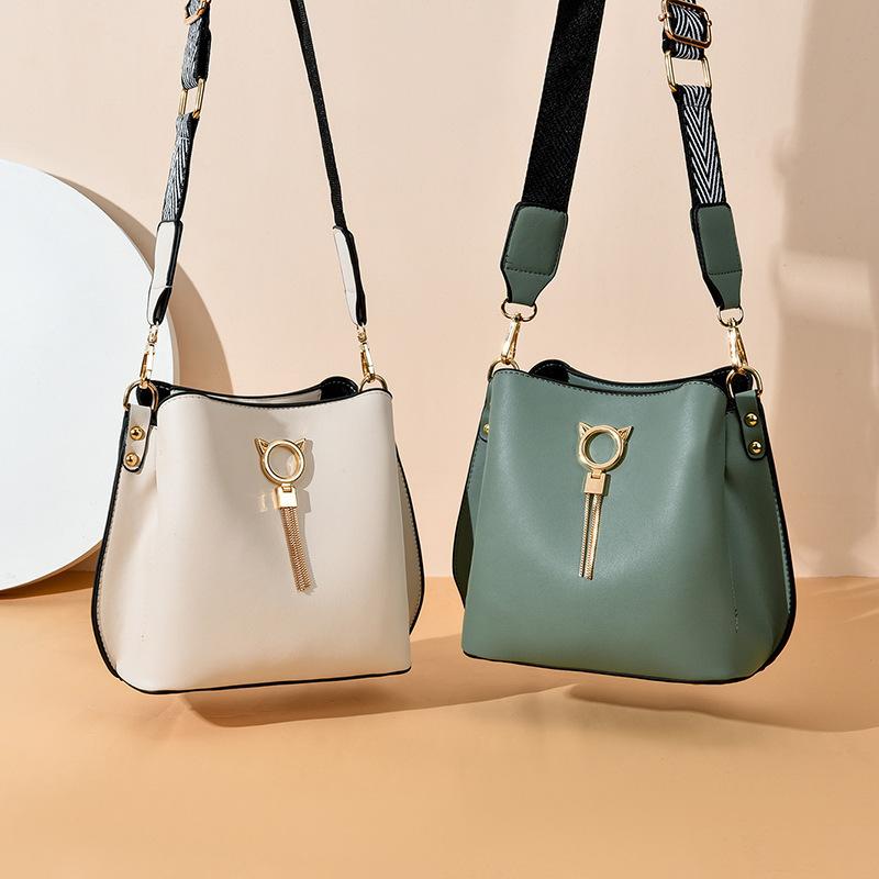 Bag Women's 2025 New Women's Large Capacity Trendy Elegant Foreign Style Shoulder Bag Simple Texture Crossbody Bag