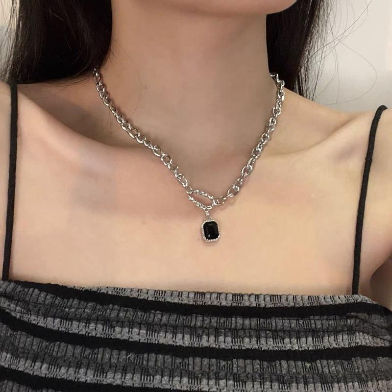 Wind Pearl Necklace Female Versatile Niche Design High-end Light Luxury Collarbone Chain Love Pendant Jewelry