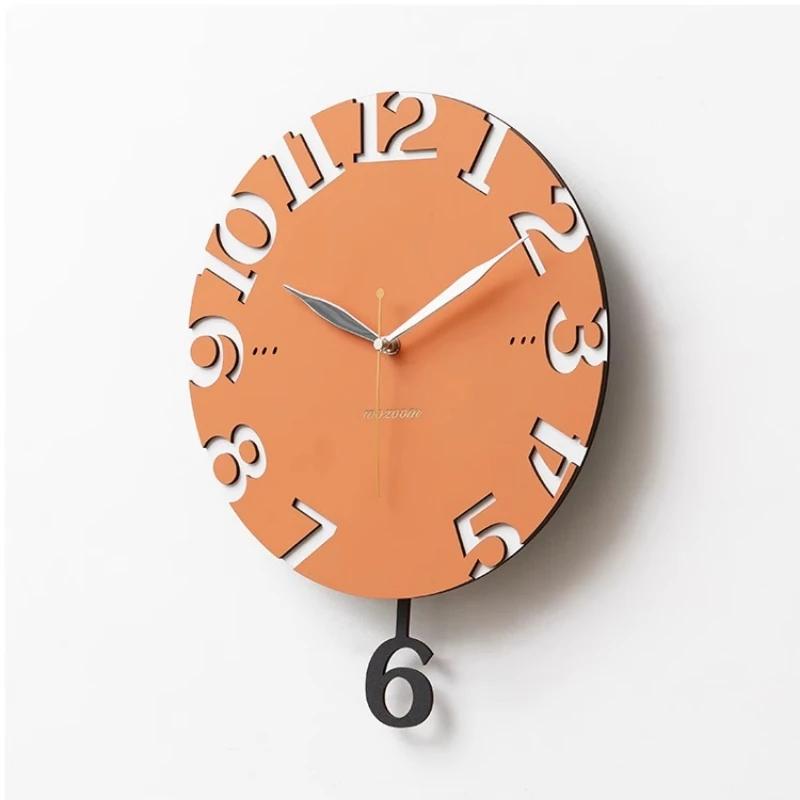 Dekorative Wanduhr für den Esstisch. Wohnzimmerhotel. Moderne stille Wanduhr. Einfache Holz-Wohnungsdekoration. Wanduhr.