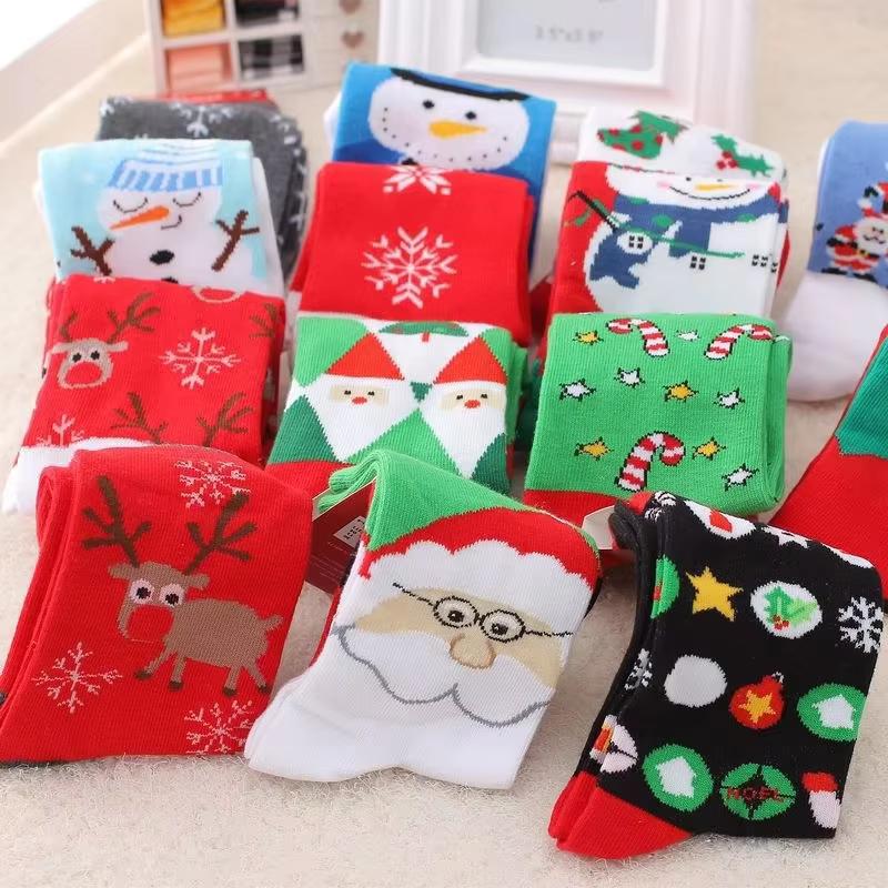 4 Pairs Men Women Christmas Printed Socks Cartoon Snowman Gingerbread Man Reindeer Santa Claus Suitable All Seasons Casual Socks