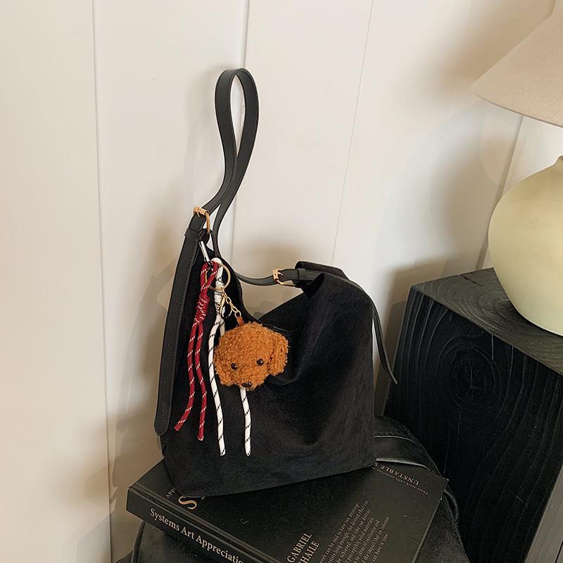 

Stylish Large Capacity Tote Bag For Women With Chic Design Ideal For Daily Commuting Without Pendant