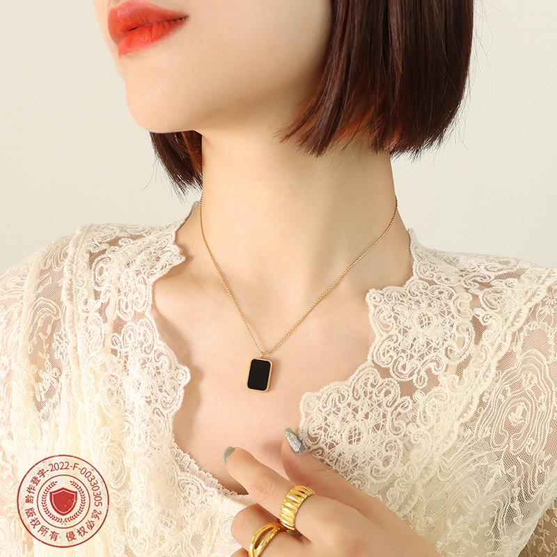 European Retro Black Shell Pendant Necklace, 18K Gold-Plated Titanium Steel Clavicle Chain (P528)