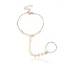Bracciale Schiava Europeo Creativo in Cristallo Zirconia: Catena Quadrata con Perline e Collegamento al Dito da Donna
