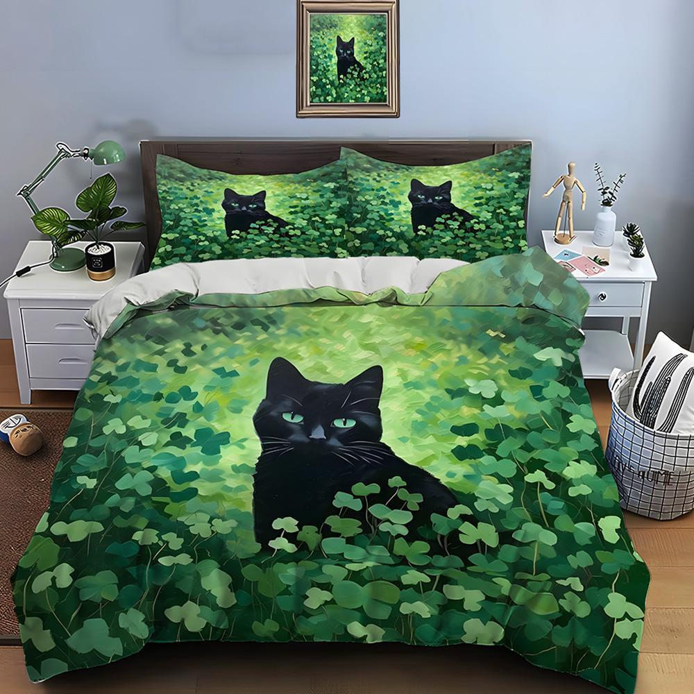 Schwarze Katze zwischen üppigen Kleeblättern Druck Bettwäsche Set 1 Bettbezug 2 Kissenbezüge Für Erwachsene Und Kinder Luxuriöses Geschenk Vollgröße