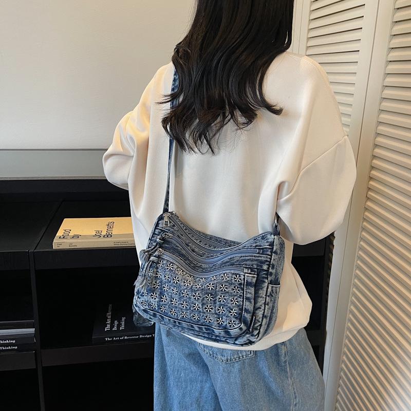 2025 fashion trend foreign personality niche design women's shoulder bag autumn new texture crossbody small square bag