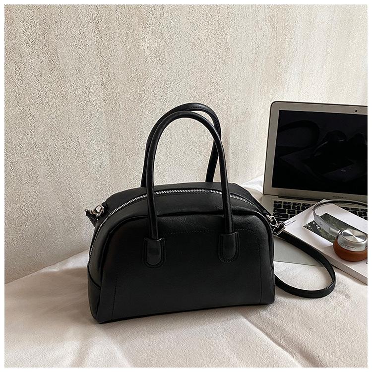 

French niche underarm bag women s winter new shoulder bag high-value commuter pillow bag