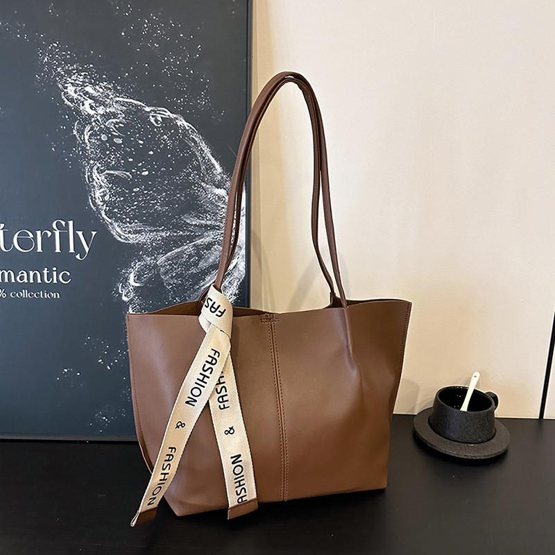 Urban Chic Tote Bag For Women With Polyester Lining Large Capacity Magnetic Closure