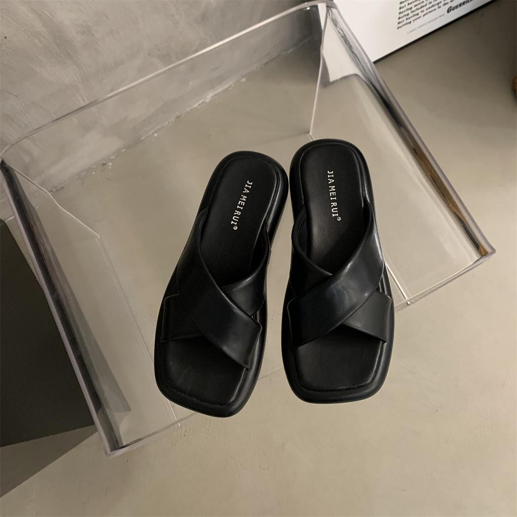 Thick-bottomed One-word Slippers for Women's Summer Wear 2025 New High-end Fashion Super Fire Beach Women's Beautiful Cool Slippers