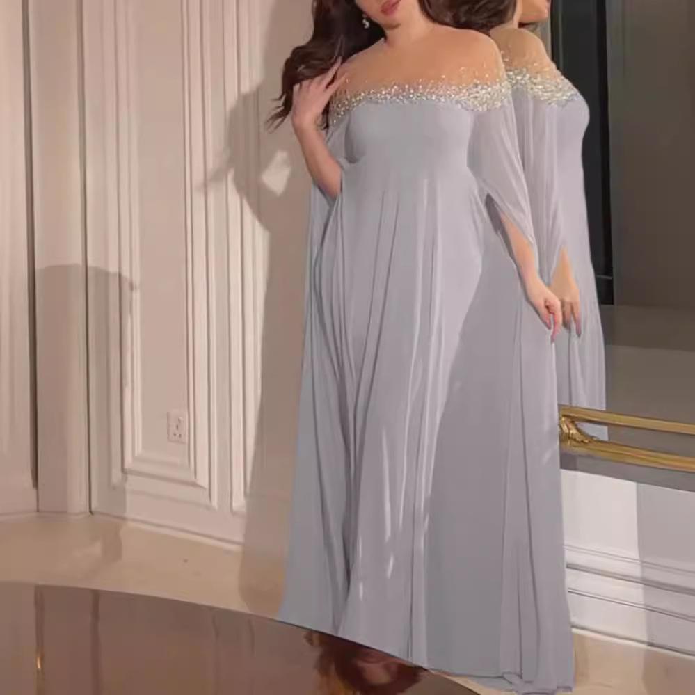 Elegantní šifonové večerní šaty s vysokým pasem a perlovou ozdobou