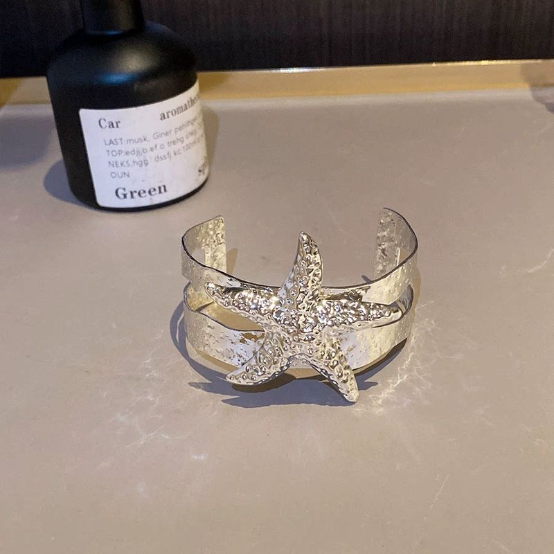 Style Special-Interest Design Snake-Shaped Armband Fashion, Personalized and Exaggerated Simulated Snakes Bracelet Metal Sweet Cool Sexy Arm Chain