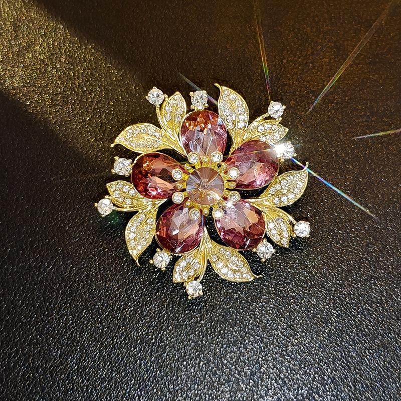 High-End Light Luxury Flower Brooch Female Heavy Industry Design Sense Animal Brooch Diamond Corsage Coat Clothing Accessories