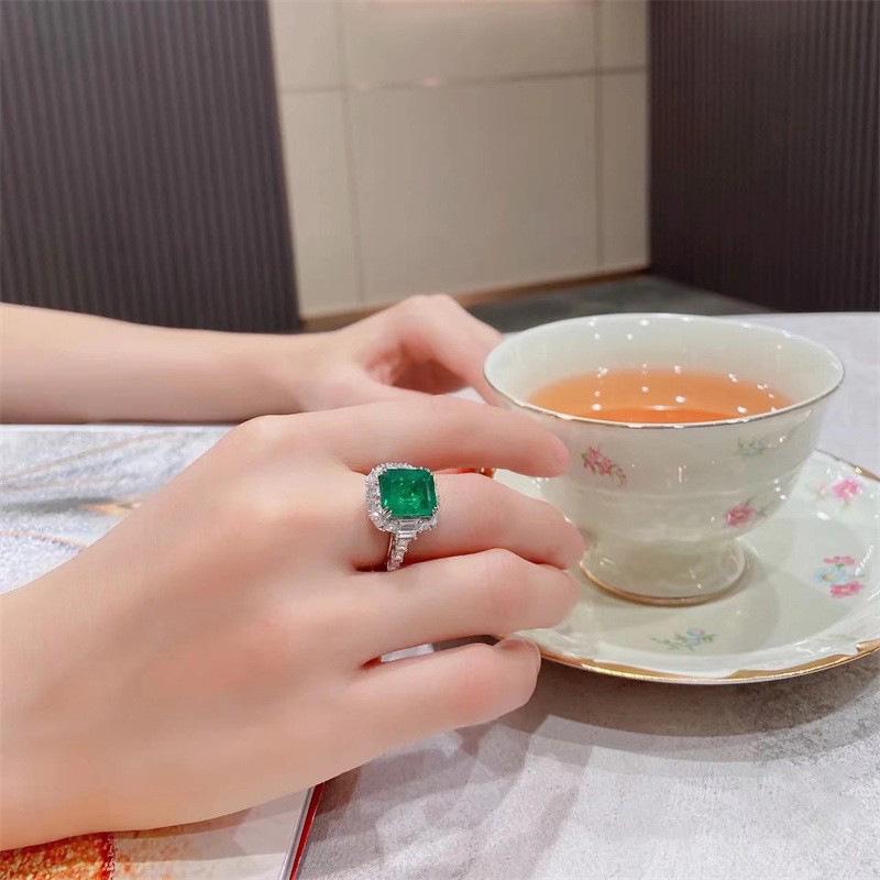 Emerald Gem Ring: Versatile, Delicate, High-End Style for Women Size 8