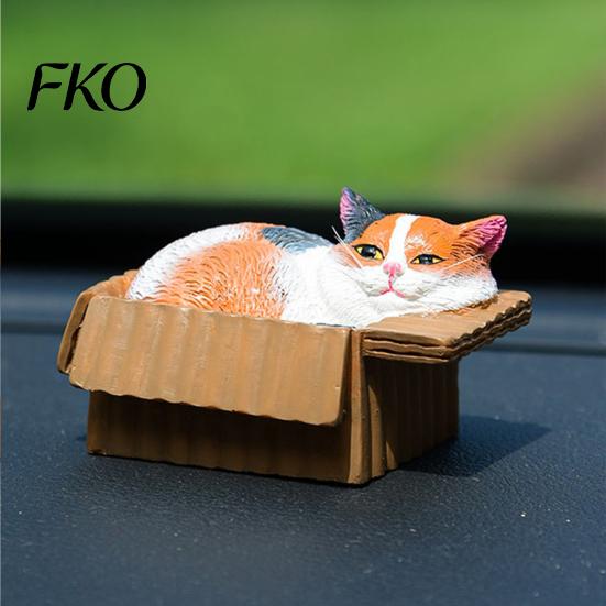 Small Desktop Ornament for Cat Lovers Mini Ornaments, Simulation Express Carton with Resin Kitten Figurines, Cute Healing Desk Accessory Car Dashboard