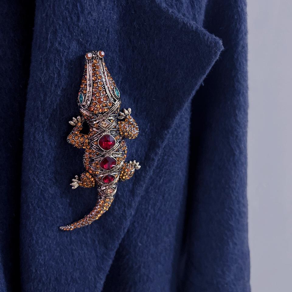 Elegant Alloy Crocodile Brooch with Inlaid Diamonds - Versatile Men's Suit Accessory and Animal Corsage.