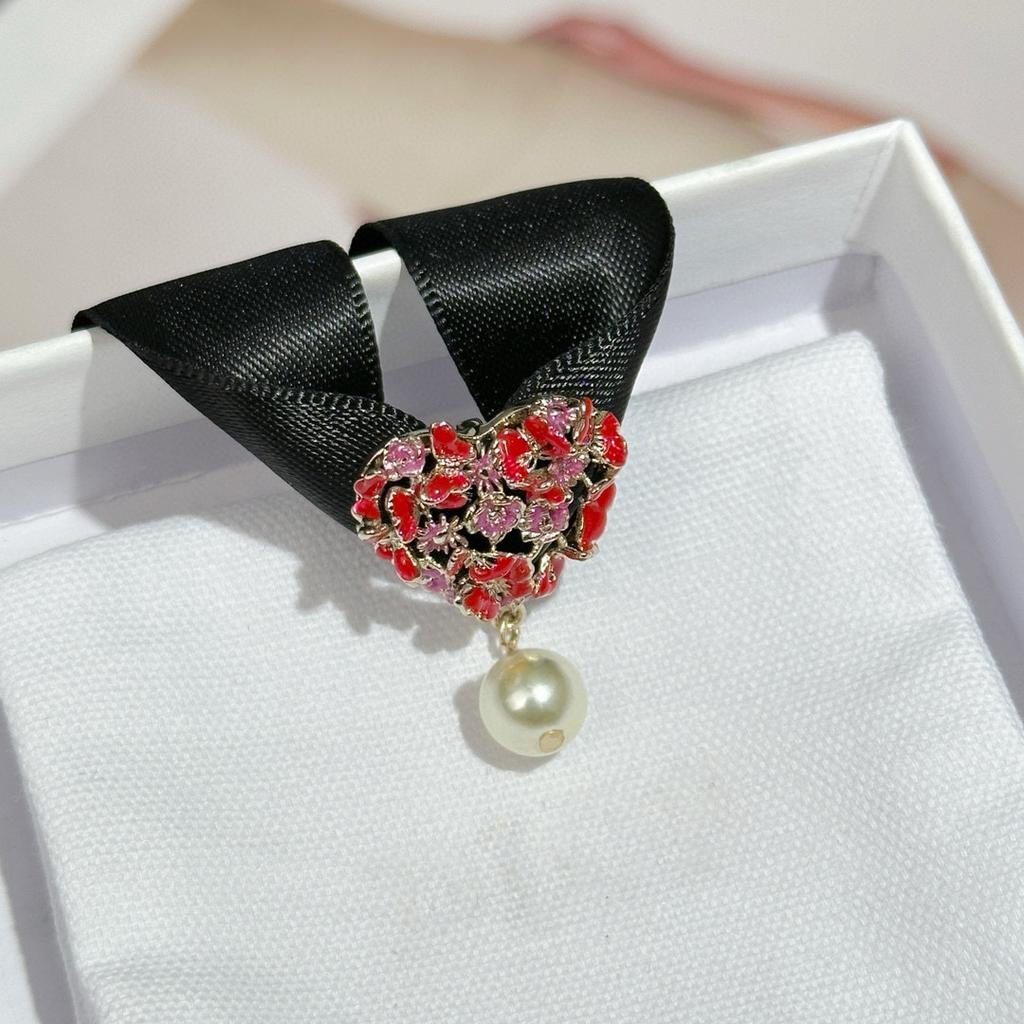 Latest Hot Brand Vintage Women's Necklaces Luxury Jewelry For Women Pearl Design Pendant Lady Party Black Rope Heart Choker