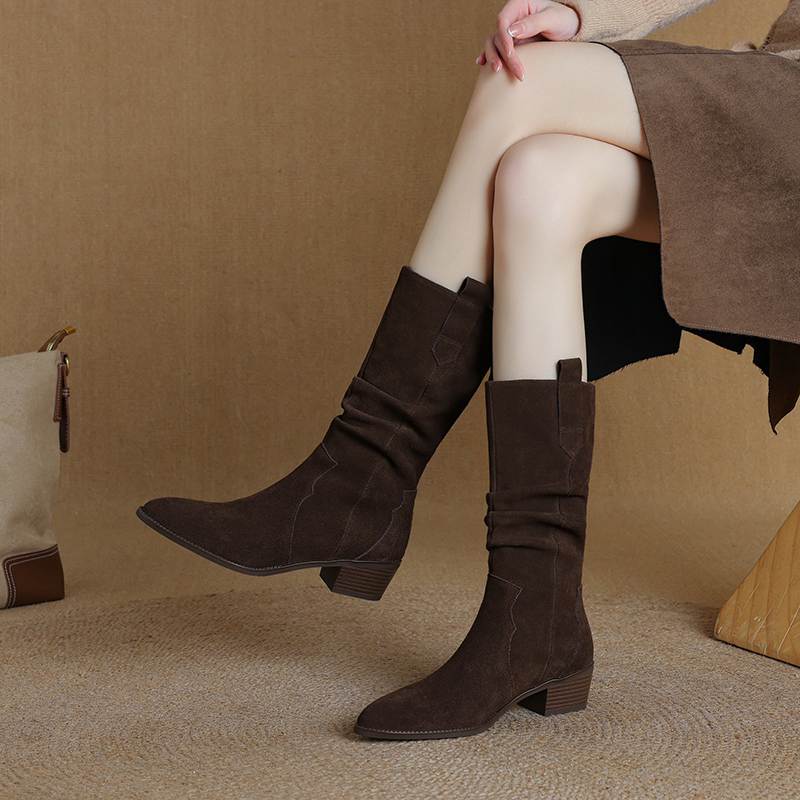 Krazing Pot Nubuc din piele intoarsa de vaci Cizme de iarna cu varf rotund cu toc mediu pentru femei Cizme cu pliuri retro elegante pentru femei la mijlocul gambei