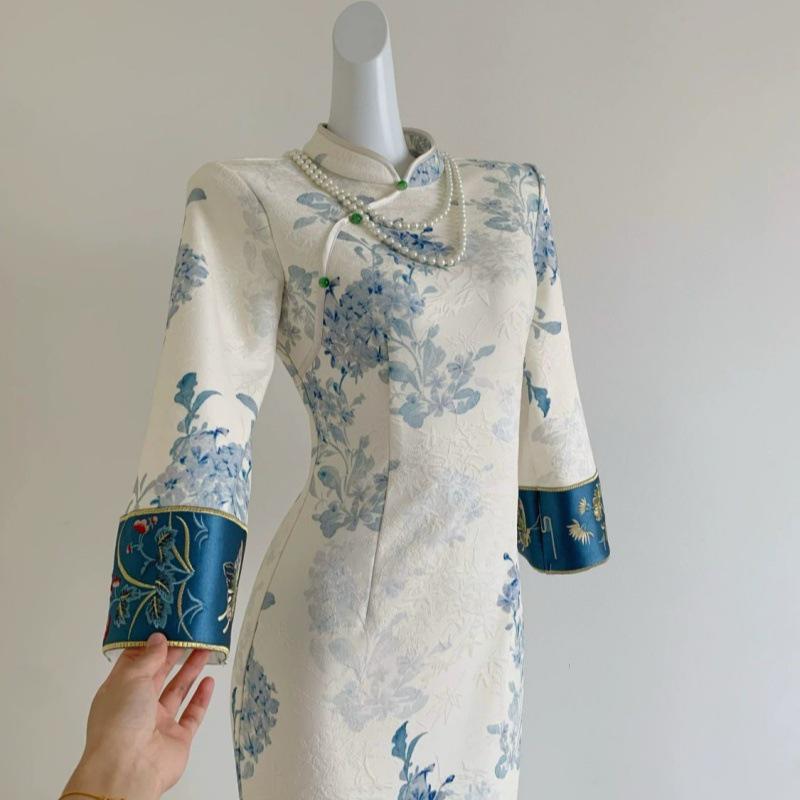 2025 Autumn/Winter Modern Chinese Velvet Cheongsam: Stylish, Printed, Slim-Fit Dress for Women