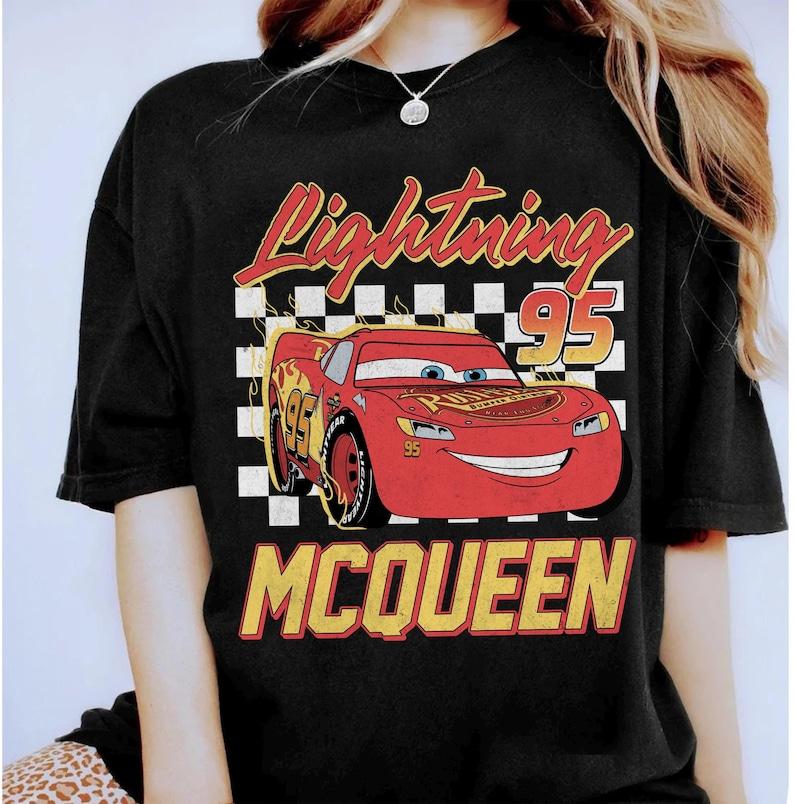 Disney Pixar Verdák McQueen Kockás Vintage Póló WDW Disney Nyaralás Póló Verdák Villám McQueen Póló
