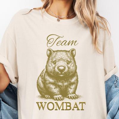 Skurriles Wombat Unisex T-Shirt Lustiges Tier-T-Shirt Einrad Design Shirt Geschenk für Tierliebhaber Team Wombat Einzigartiges Grafik-Oberteil Geburtstagsgeschenk