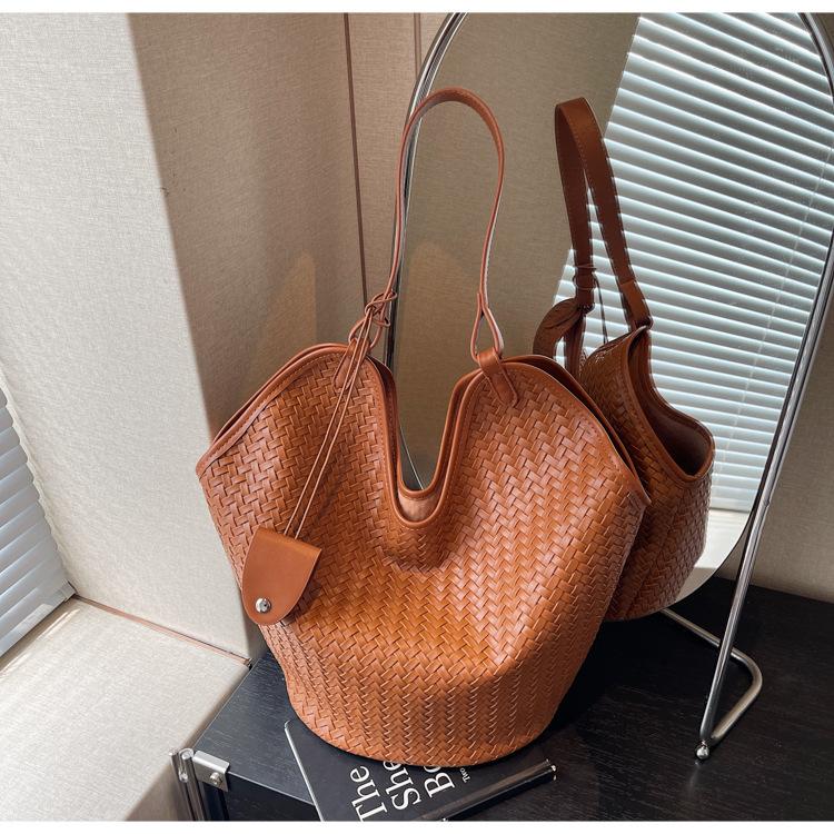 Simple woven pattern underarm tote bag women's autumn tide fashion temperament popular commuter shoulder messenger bag