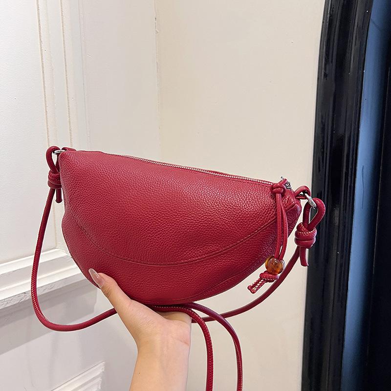 

Head Layer Cowhide Armpit Bag, Light Luxury Texture, Cow Horn Bag, Simple and Versatile, Single Shoulder, Fashionable and High-end, Crossbody Bag червоний