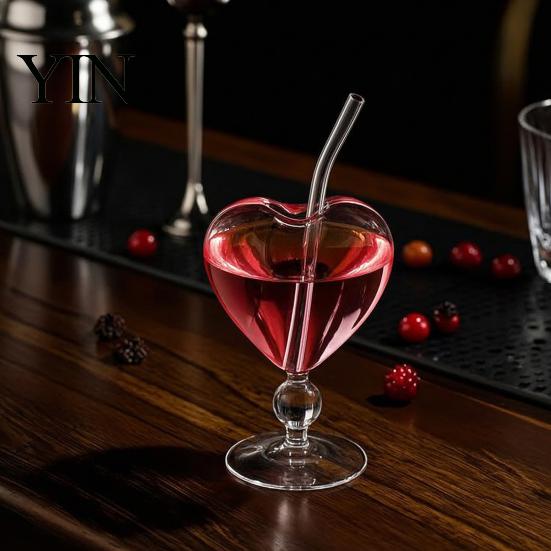 Herzförmiger Kelch mit Strohhalm Cocktailglas, 220 ml Klarer Strohhalm, Elegantes Professionelles Barkeeper Glaswaren Kaltgetränkebecher, Stilvolle Party-Trinkgläser