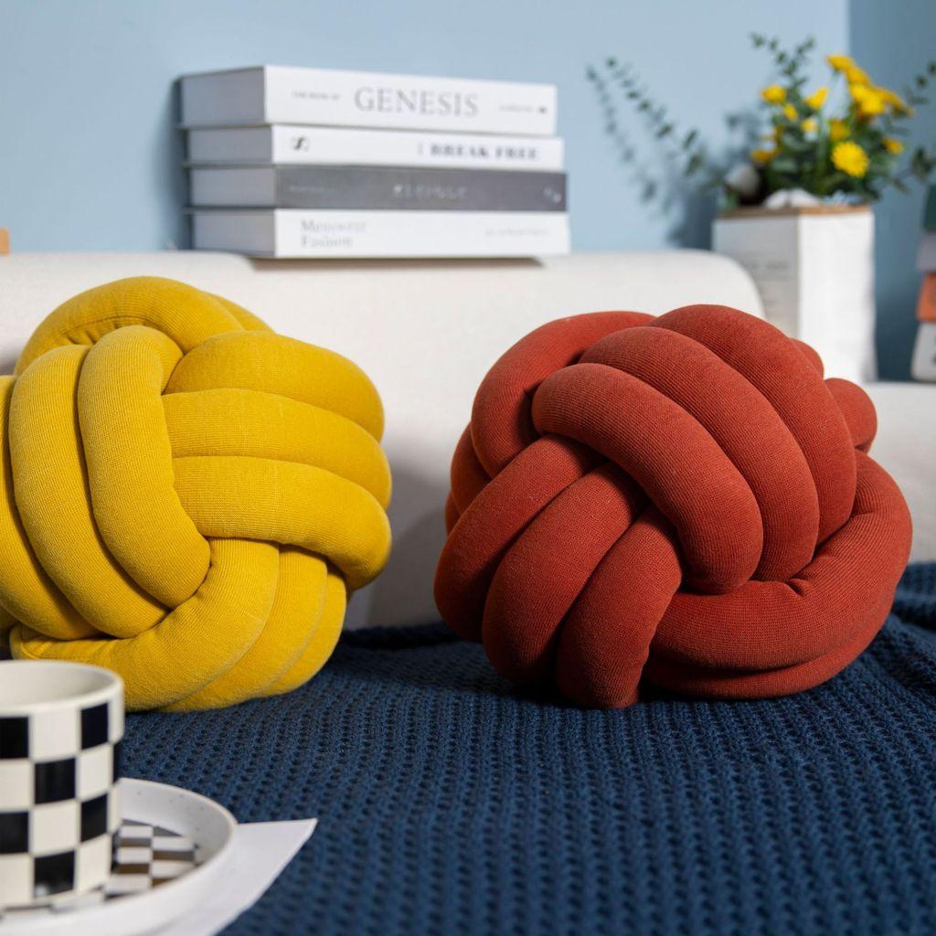 Nordisches Wollkugel-Kissen mit Stricktextur für Heimdekoration und Lounge-Komfort