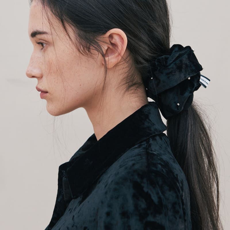 

Третий элемент Бархатная резинка-скранчи в горошек (черный) L