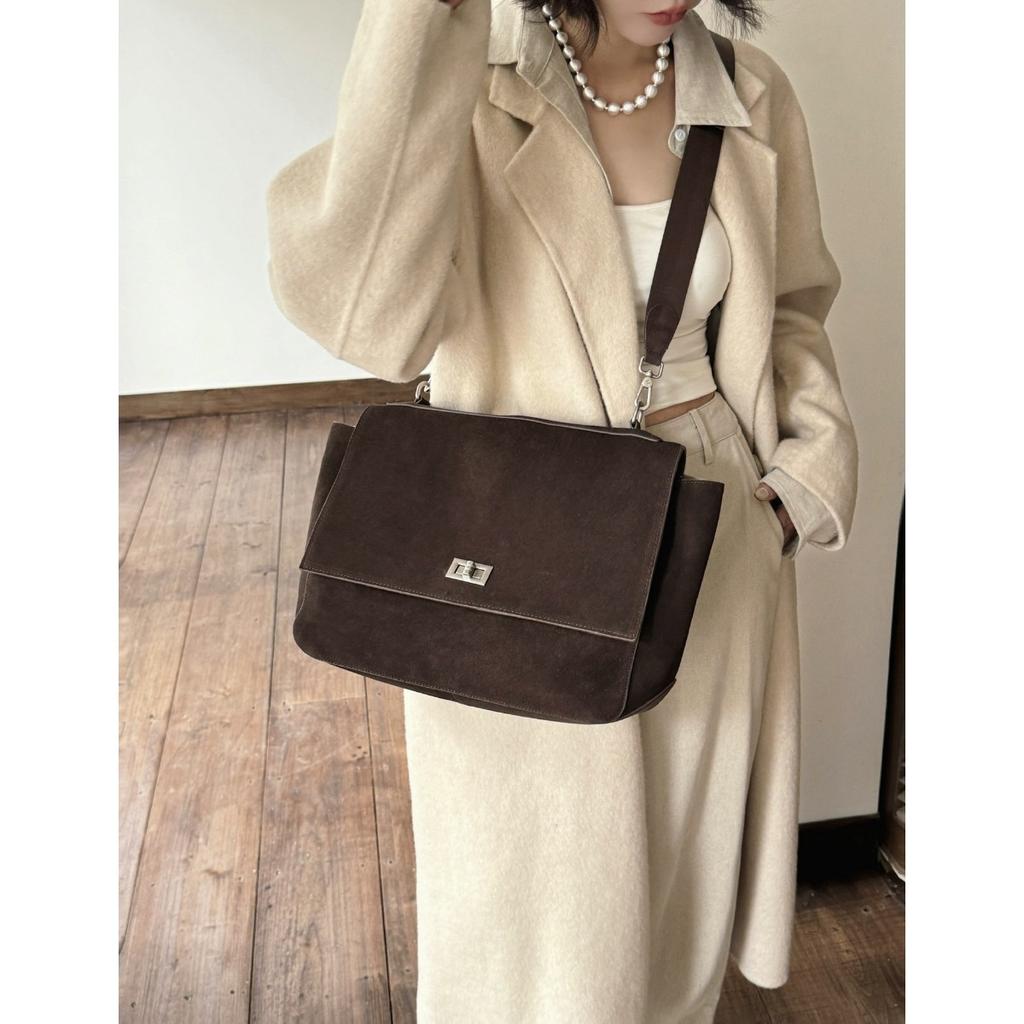 Koreanische Version der neuen matten Rindsleder-Tragetasche 2025 mit großem Fassungsvermögen, Überschlag und Schloss, Umhängetasche