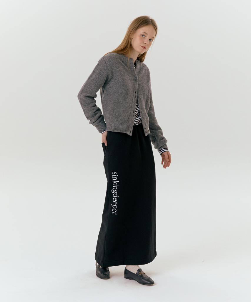 Sinking Deeper Serif Logo Sweatskirt (Black)