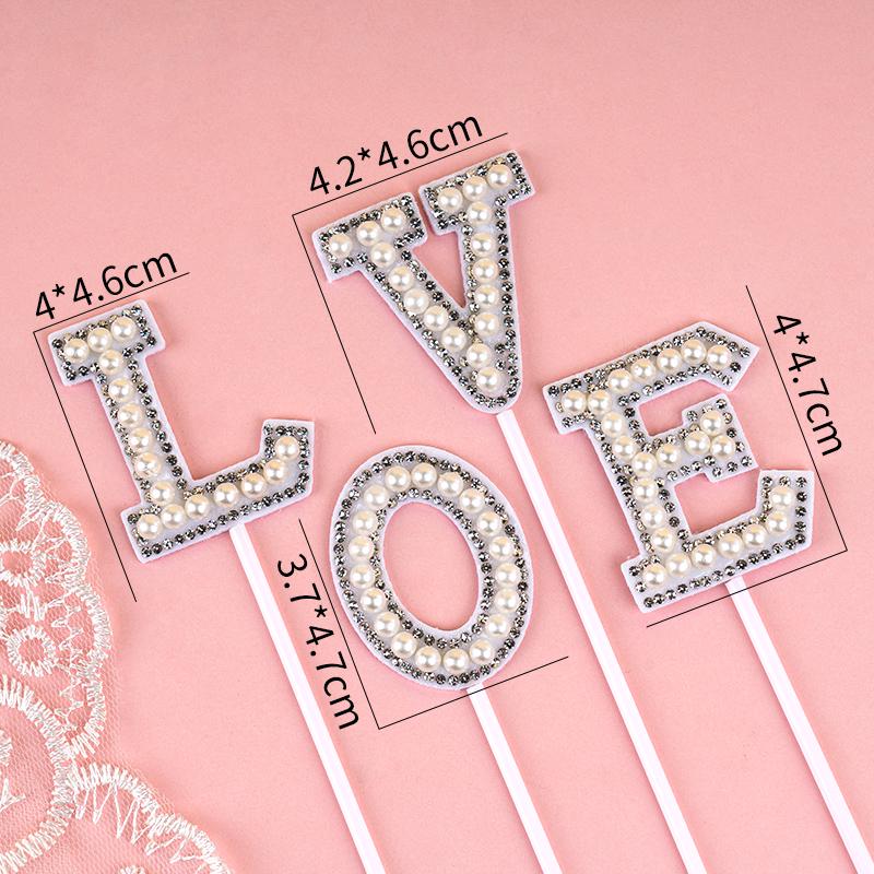 Minimalistischer Tulpen-Kuchenaufsatz mit frischen Blumen und Band für den Muttertag oder Geburtstag