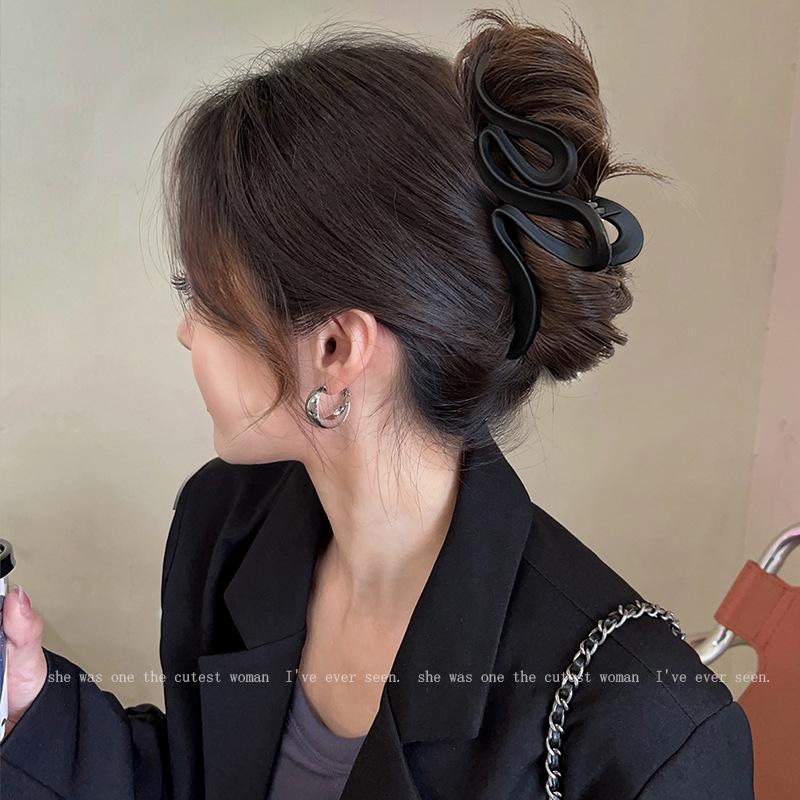 

2024 Матовая большая заколка для волос в виде звезды - Аксессуар класса люкс в виде зажима-акулы для женщин