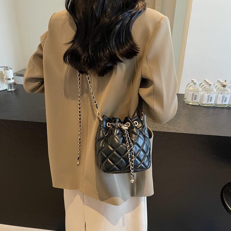 IELGY Diamond Chain Crossbody Drawstring Bucket Bag