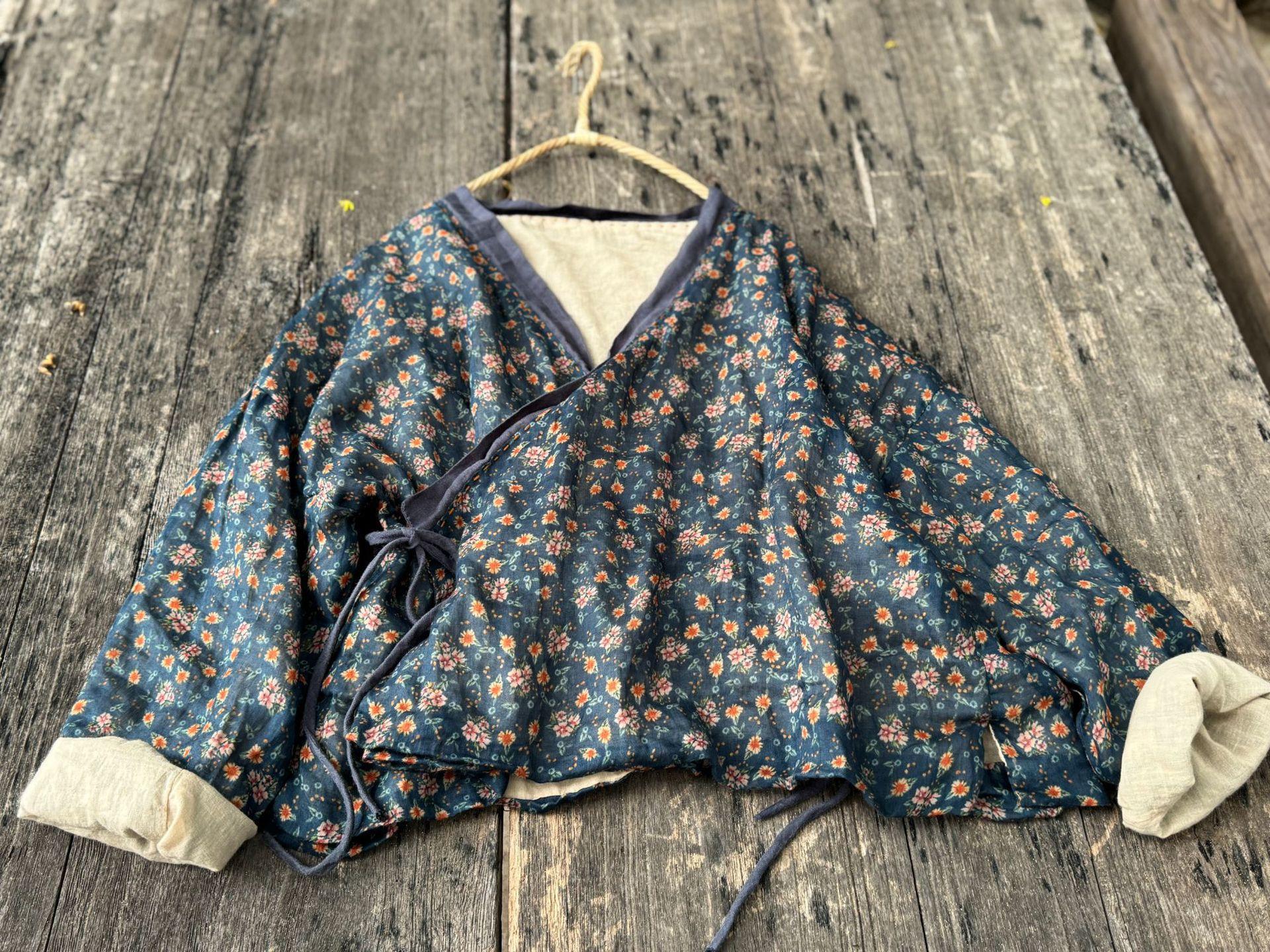 

Johnature Women Vintage Print Floral Shirts Tops V-Neck Long Sleeve Blouses Spring Chinese Style Shirts One Size синий
