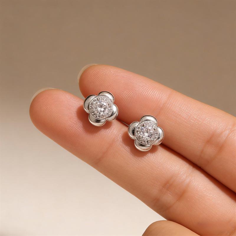 Silver Needle Four-Leaf Clover Zirconia Stud Earrings - French Exquisite Commuting Light Luxury Style