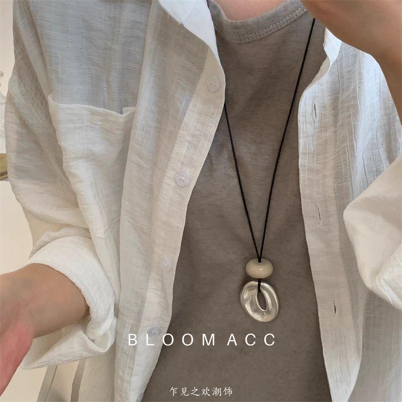 Simple Metal Silver Flower Pendant Necklace Vintage Niche Sweater Chain Versatile Premium Sweater Chain