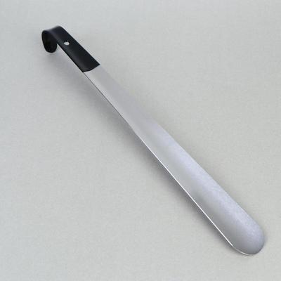 1 Stück 16,5"/42 cm Leicht zu greifender Metall-Schuhlöffel Schwarzer Langer Griff Gebogener Haken Ergonomischer Edelstahl-Schuhlöffel Für Senioren