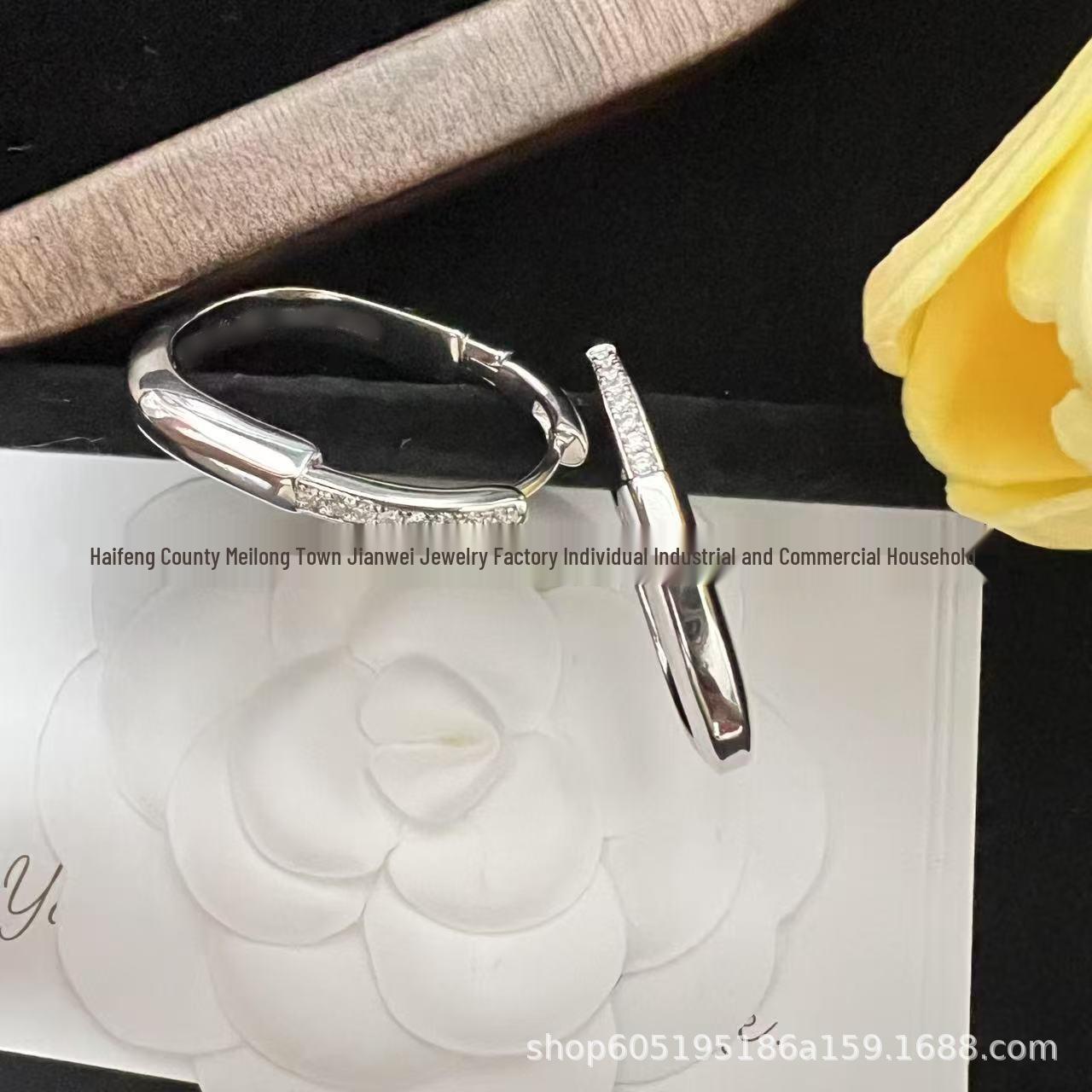 Elegant European & American U-Shaped Half-Diamond Earrings платиновый