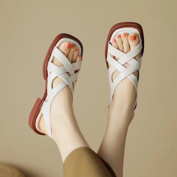 Mode Übergröße Niedrige Sandalen Frau Leder Frühjahrsschuhe Sommerabsätze Atmungsaktiv Anzug Weiblich Beige Eckige Zehenpartie Groß Niedrig Absatz Außen Re
