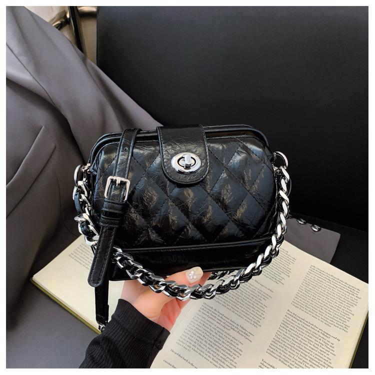

Xiaoxiang retro messenger small square bag women s spring new fashion niche diamond chain handbag чорний