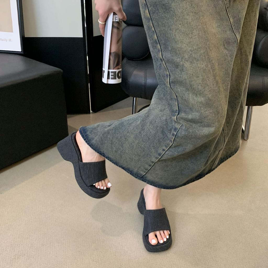 Keilabsatz Zehenfreie Hausschuhe Damen Sommerkleidung Muffin Dicksohlige Hochhackige Coole Hausschuhe Sandalen