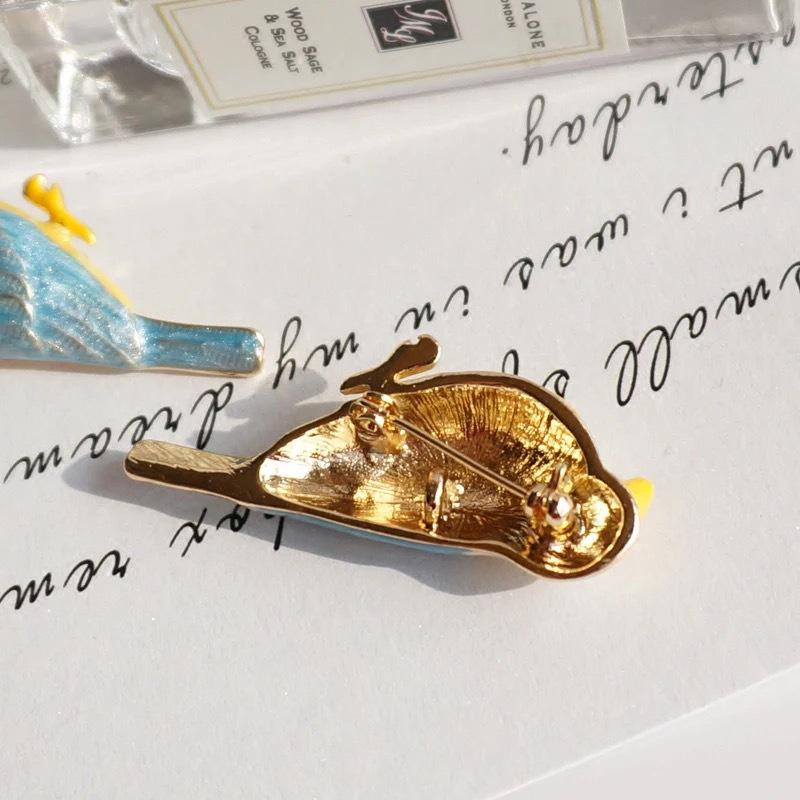 High-End Retro Enamel Bird Brooch for Men and Women