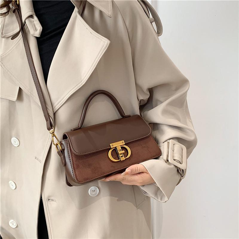 

New women s bag 2025 new popular Internet celebrity autumn and winter retro versatile shoulder messenger bag niche portable small square bag 22*8*12 коричневый