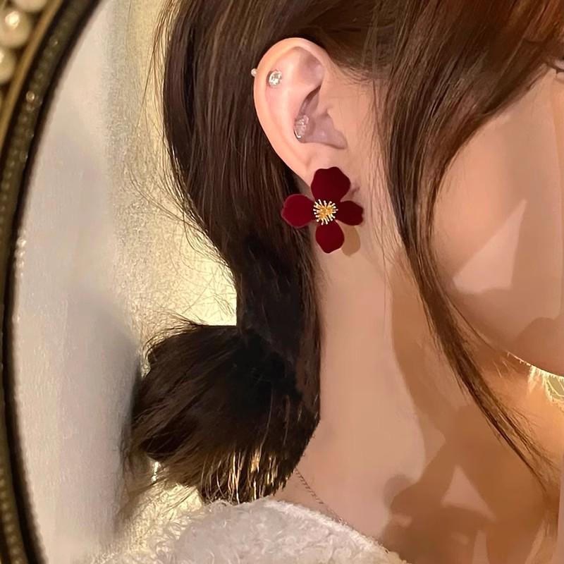 Spicy Girl Vibe: 2025 Sweet & Cool Niche Tassel Earrings - Chic & Slimming Long Design