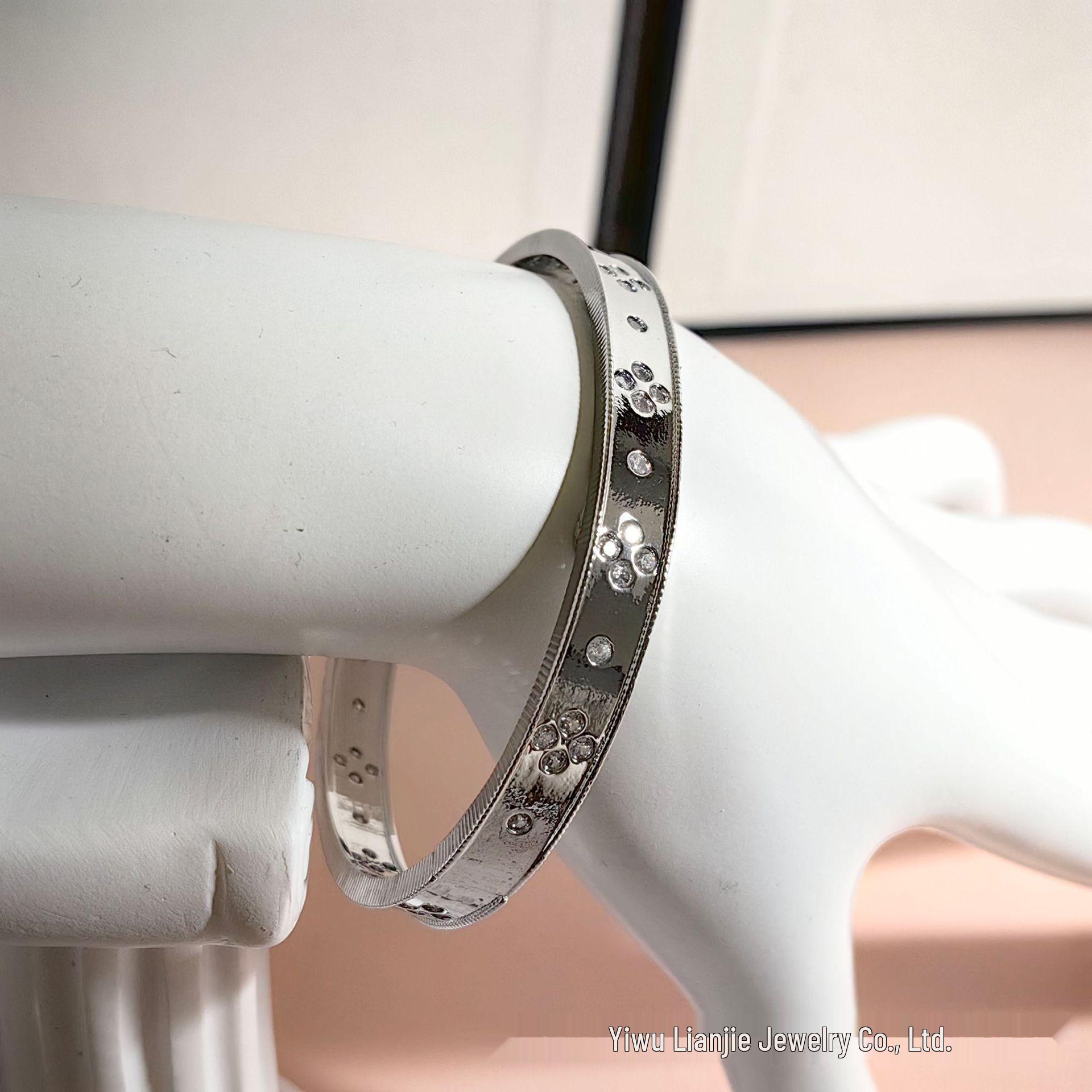 

Узкий браслет-манжета в корейском стиле с четырехлистным клевером: Универсальный, Элегантный, Роскошный аксессуар для пары. серебряный