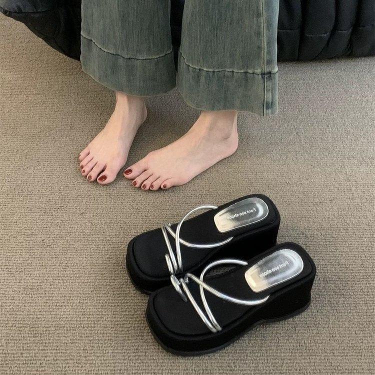 Internet celebrity beautiful set of cool toe slippers women's 2025 new summer wear fashion high sense slope heel thick bottom one-word
