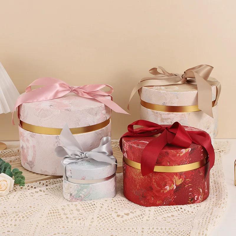 

Круглая подарочная коробка с лентой в европейском стиле для свадеб Pink; small 12*8 cm