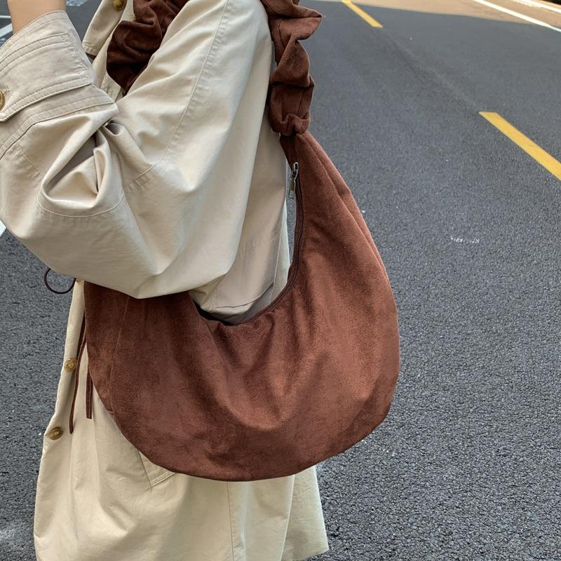 Simple and large-capacity pleated bag, new shoulder bag, cloud bag, fashionable small carry, portable messenger bag.