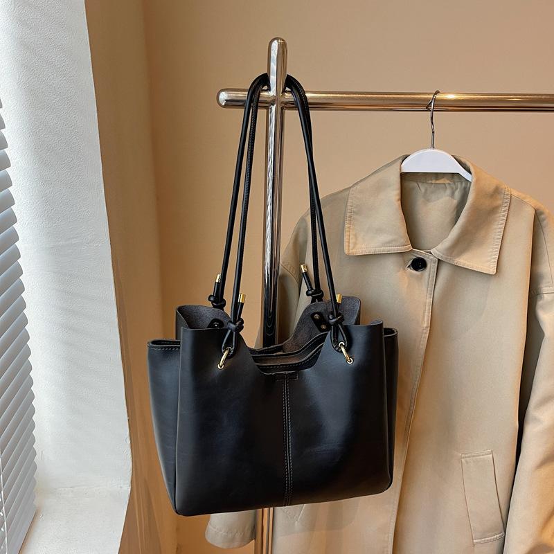 Large-capacity versatile three-fold extra-large bag, women's autumn and winter advanced texture commuter portable shoulder bag